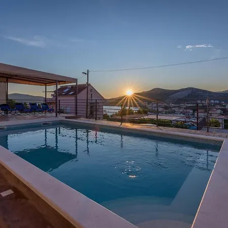 Апартаменты With Private Heated Pool In Lahor Сегет-Враница