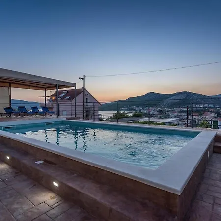 With Private Heated Pool In Lahor Апартаменты Сегет-Враница