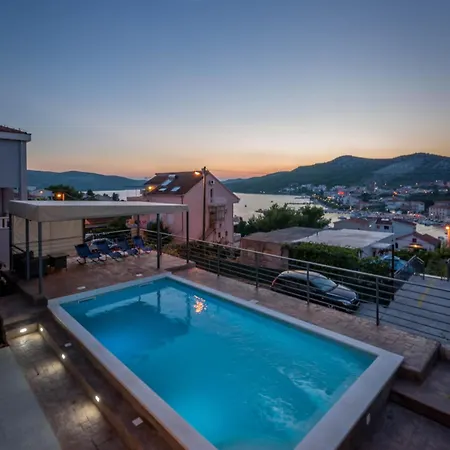 With Private Heated Pool In Lahor Сегет-Враница