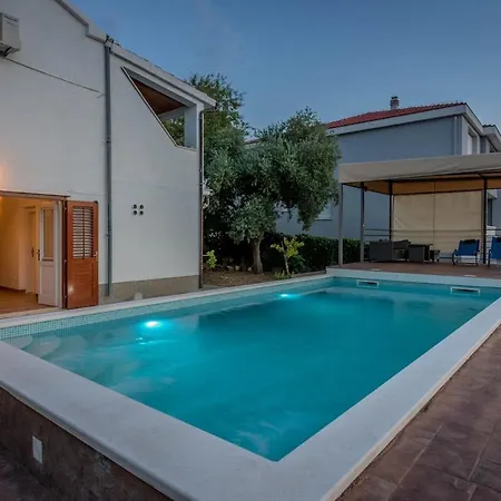 With Private Heated Pool In Lahor *