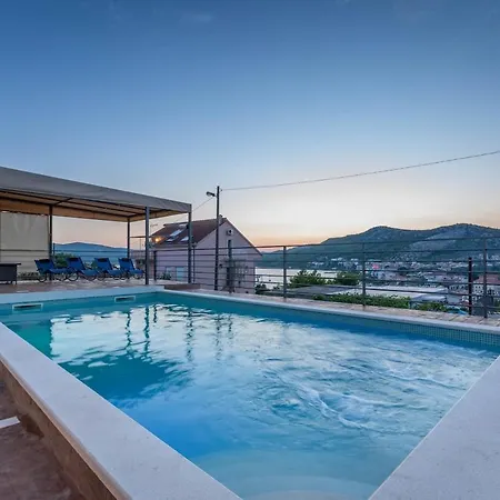 With Private Heated Pool In Lahor Apartment