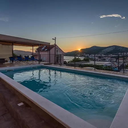 Apartment With Private Heated Pool In Lahor