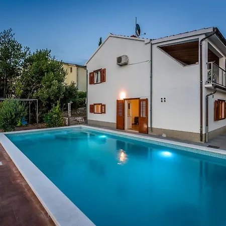 With Private Heated Pool In Lahor *